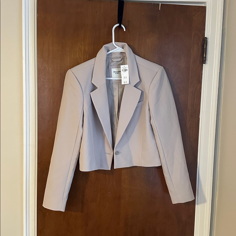 NWT Abercrombie & Fitch Women's Cropped Blazer Long Sleeve Beige Size Medium